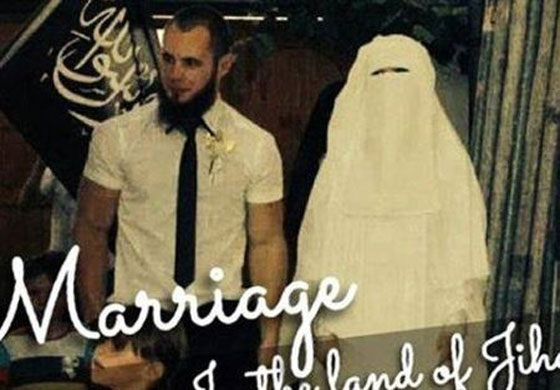 طبيبة ماليزية تتزوج من داعشي لا يعرف ايا من اللغات التي تعرفها صورة رقم 1