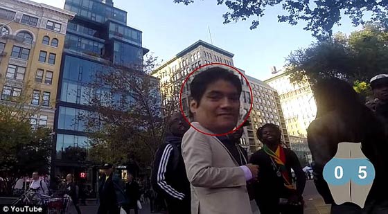 فيديو طريف: حسناء تتجول في نيويورك ببنطلون ضيق وتسجّل بكاميرا خفية نظرات الرجال صورة رقم 5
