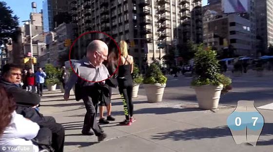 فيديو طريف: حسناء تتجول في نيويورك ببنطلون ضيق وتسجّل بكاميرا خفية نظرات الرجال صورة رقم 6