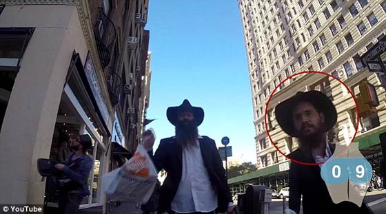 فيديو طريف: حسناء تتجول في نيويورك ببنطلون ضيق وتسجّل بكاميرا خفية نظرات الرجال صورة رقم 3
