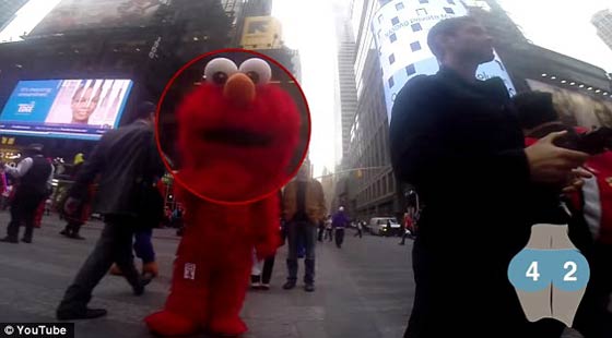 فيديو طريف: حسناء تتجول في نيويورك ببنطلون ضيق وتسجّل بكاميرا خفية نظرات الرجال صورة رقم 13