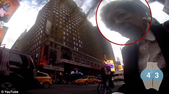 فيديو طريف: حسناء تتجول في نيويورك ببنطلون ضيق وتسجّل بكاميرا خفية نظرات الرجال صورة رقم 11