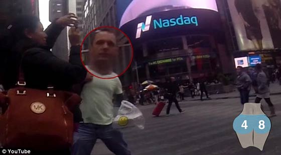 فيديو طريف: حسناء تتجول في نيويورك ببنطلون ضيق وتسجّل بكاميرا خفية نظرات الرجال صورة رقم 14