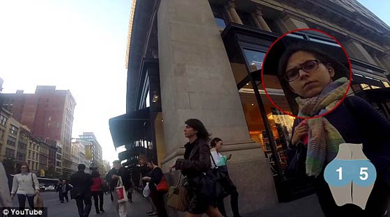 فيديو طريف: حسناء تتجول في نيويورك ببنطلون ضيق وتسجّل بكاميرا خفية نظرات الرجال صورة رقم 7