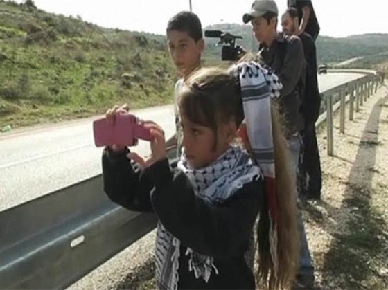 طفلة فلسطينية توثق في هاتفها المحمول ما تعجز عنه كاميرات الصحفيين صورة رقم 1