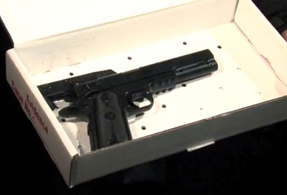 ابعاد شرطيين امريكيين اطلقا النار وقتلا طفلا يحمل مسدس لعبة! صورة رقم 4