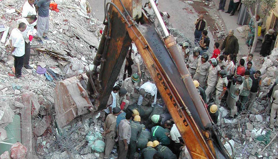 11 قتيلا في انهيار مبنى سكني من 8 طوابق في القاهرة صورة رقم 1