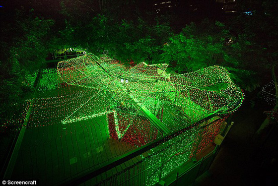 1.2 مليون مصباح مضيئ للكريسماس تدخل صاحبها غينيس صورة رقم 6