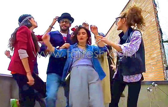 ايرانية ترقص داخل عربة مترو في طهران وبدون حجاب تحديا للقانون صورة رقم 1