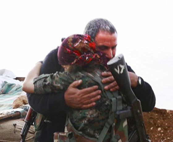 صدفة تجمع بين مقاتلة كردية ووالدها في ساحة القتال  صورة رقم 1