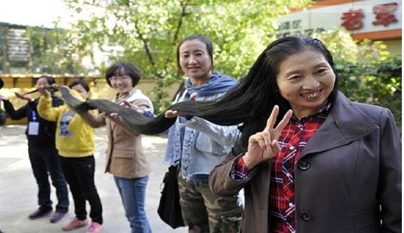 بالصور.. صينية تدخل موسوعة غينيس بأطول شعر 5.6 أمتار صورة رقم 3