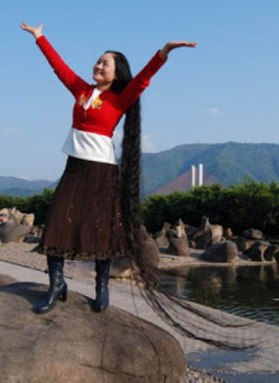 بالصور.. صينية تدخل موسوعة غينيس بأطول شعر 5.6 أمتار صورة رقم 6
