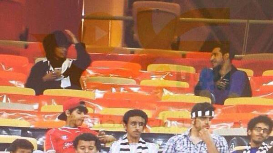 فتاة سعودية تتخفى بملابس رجالي اثناء مباراة بملعب الجوهرة صورة رقم 1