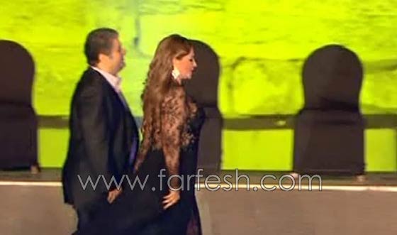 ليلى علوي في حفل عمرو دياب بفستان اسود مثير يكشف الكثير   صورة رقم 3
