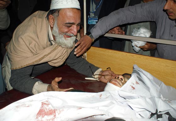 السفاح ومدبر مجزرة الأطفال في باكستان يظهر في تسجيل فيديو صورة رقم 9