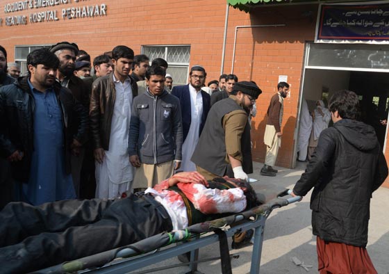 بالصور.. شاهد بشاعة ما احدثه هجوم طالبان على المدرسة الباكستانية صورة رقم 22