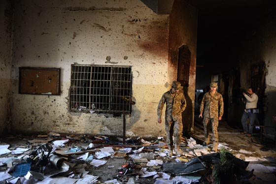بالصور.. شاهد بشاعة ما احدثه هجوم طالبان على المدرسة الباكستانية صورة رقم 23