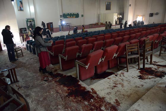 بالصور.. شاهد بشاعة ما احدثه هجوم طالبان على المدرسة الباكستانية صورة رقم 24