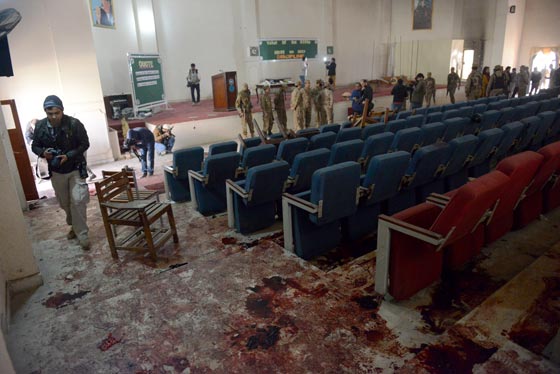 بالصور.. شاهد بشاعة ما احدثه هجوم طالبان على المدرسة الباكستانية صورة رقم 26
