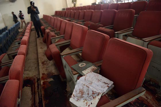 بالصور.. شاهد بشاعة ما احدثه هجوم طالبان على المدرسة الباكستانية صورة رقم 27