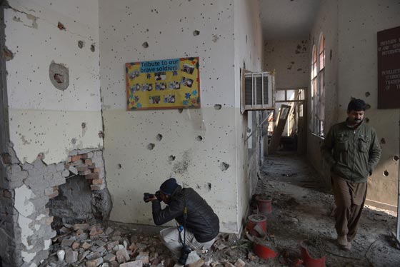 بالصور.. شاهد بشاعة ما احدثه هجوم طالبان على المدرسة الباكستانية صورة رقم 31