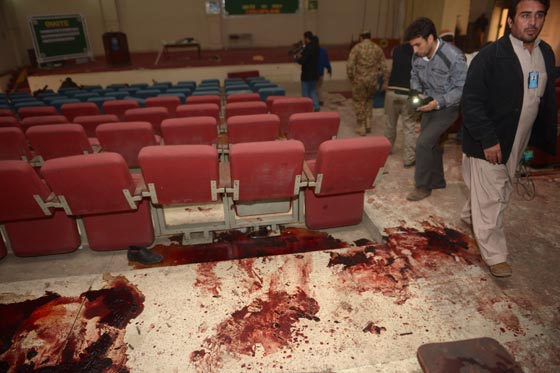 بالصور.. شاهد بشاعة ما احدثه هجوم طالبان على المدرسة الباكستانية صورة رقم 32