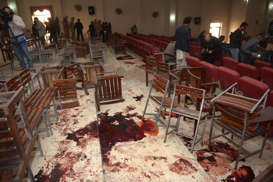 بالصور.. شاهد بشاعة ما احدثه هجوم طالبان على المدرسة الباكستانية صورة رقم 2