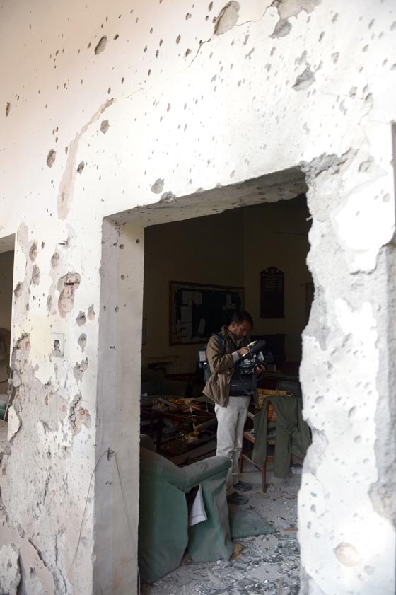 بالصور.. شاهد بشاعة ما احدثه هجوم طالبان على المدرسة الباكستانية صورة رقم 36