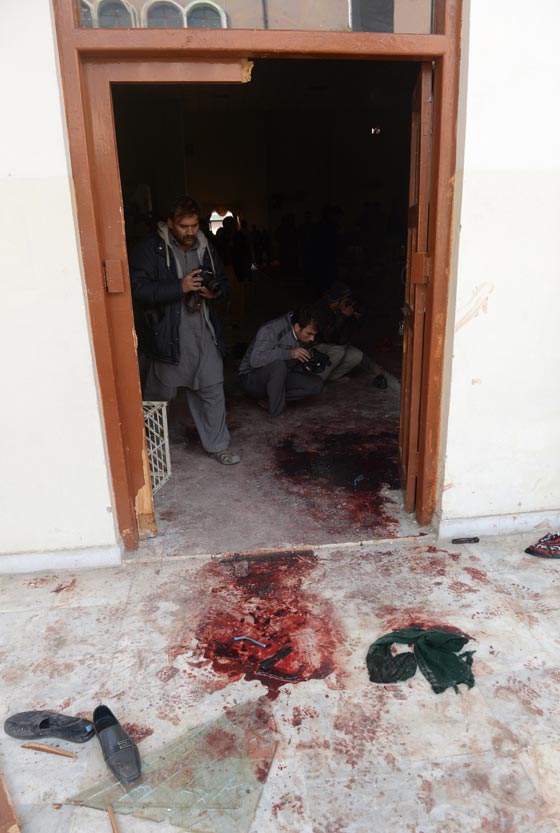 بالصور.. شاهد بشاعة ما احدثه هجوم طالبان على المدرسة الباكستانية صورة رقم 37