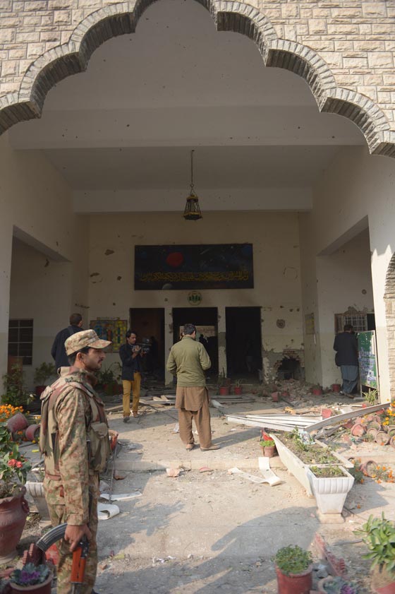 بالصور.. شاهد بشاعة ما احدثه هجوم طالبان على المدرسة الباكستانية صورة رقم 38