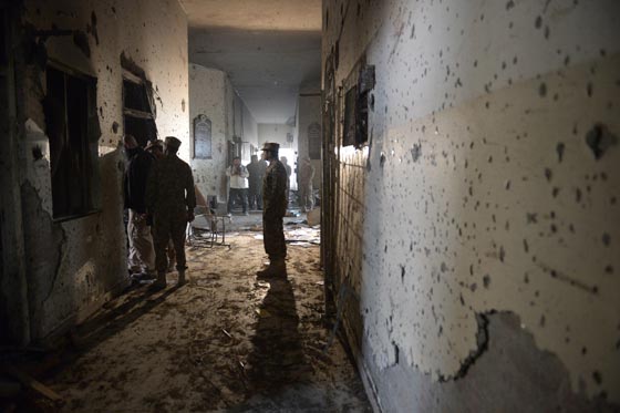 بالصور.. شاهد بشاعة ما احدثه هجوم طالبان على المدرسة الباكستانية صورة رقم 42