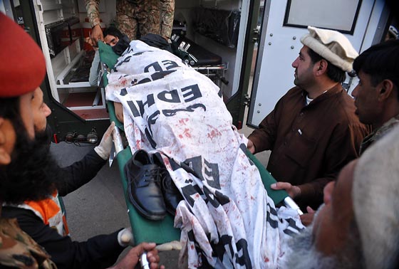 بالصور.. شاهد بشاعة ما احدثه هجوم طالبان على المدرسة الباكستانية صورة رقم 46