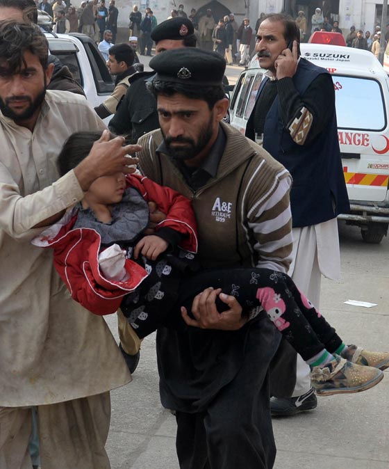 بالصور.. شاهد بشاعة ما احدثه هجوم طالبان على المدرسة الباكستانية صورة رقم 48