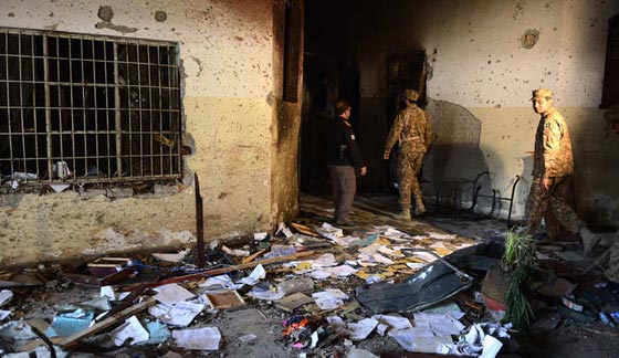 بالصور.. شاهد بشاعة ما احدثه هجوم طالبان على المدرسة الباكستانية صورة رقم 6