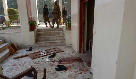بالصور.. شاهد بشاعة ما احدثه هجوم طالبان على المدرسة الباكستانية صورة رقم 4