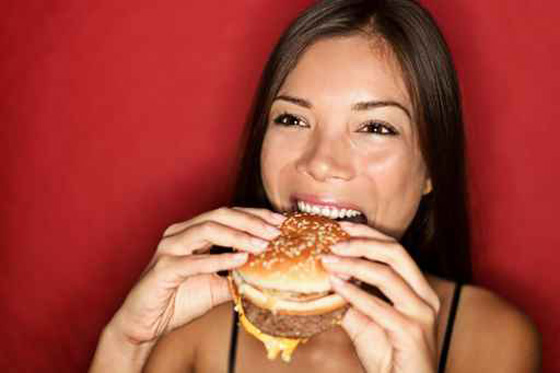 صور اسرائيليات ينشرن حملة : فتيات يأكلن همبرغر ضد النحافة! صورة رقم 8