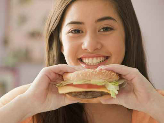 صور اسرائيليات ينشرن حملة : فتيات يأكلن همبرغر ضد النحافة! صورة رقم 1