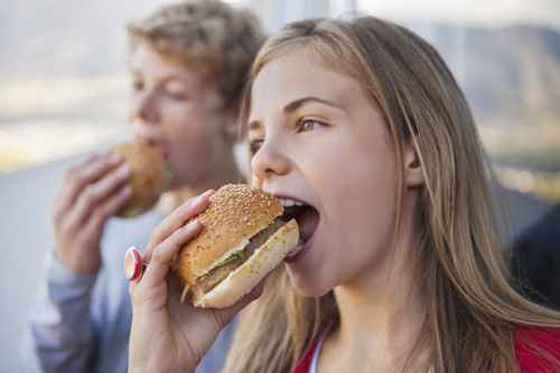 صور اسرائيليات ينشرن حملة : فتيات يأكلن همبرغر ضد النحافة! صورة رقم 7