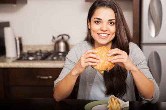 صور اسرائيليات ينشرن حملة : فتيات يأكلن همبرغر ضد النحافة! صورة رقم 2