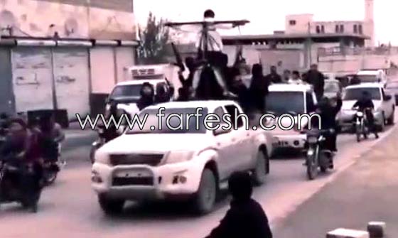 بالفيديو.. داعش يصلب متعاونا مع النظام السوري ويعدمه على الملأ صورة رقم 5