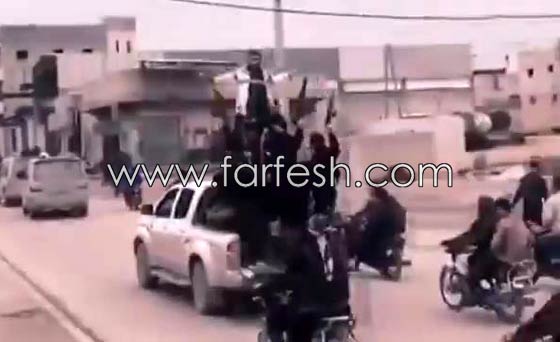 بالفيديو.. داعش يصلب متعاونا مع النظام السوري ويعدمه على الملأ صورة رقم 2