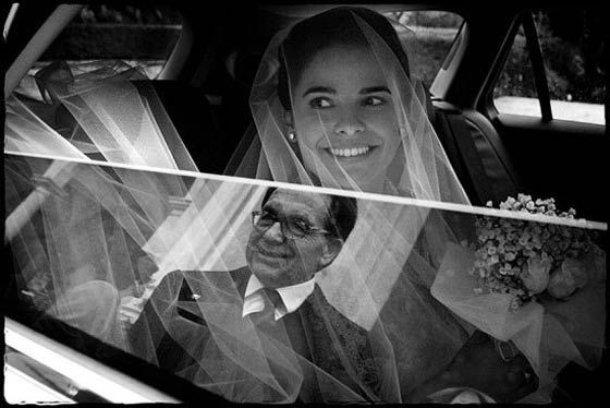 صور عرائس يوم الزفاف في لقطات مؤثرة مع الآباء صورة رقم 3