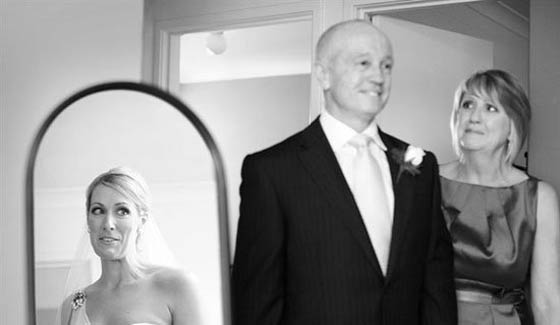 صور عرائس يوم الزفاف في لقطات مؤثرة مع الآباء صورة رقم 9