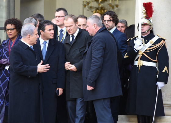 بالفيديو.. نتنياهو يتعرض لمواقف محرجة ومخجلة في مسيرة باريس صورة رقم 7
