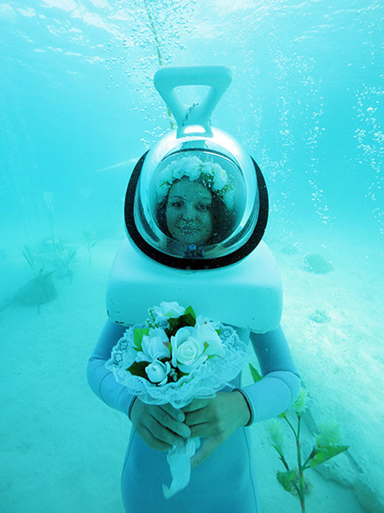 زواج من عالم الاحلام.. بورا بورا تحضن زفافا مبهرا تحت الماء صورة رقم 6