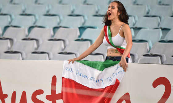 مشجعة ايرانية ترفع طلب زواج من حارس مرمى منتخب بلادها صورة رقم 1
