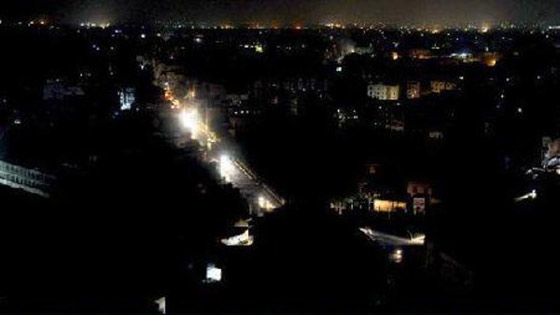سقوط السلك الرئيسي للكهرباء يغرق باكستان ليلة كاملة في الظلام صورة رقم 1