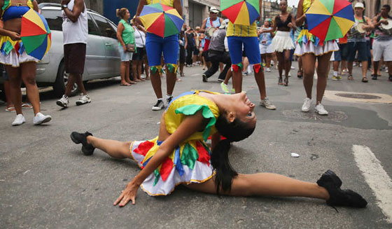 بالصور.. البرازيل ترقص استعدادا لكرنفال ريو الاشهر في العالم صورة رقم 1