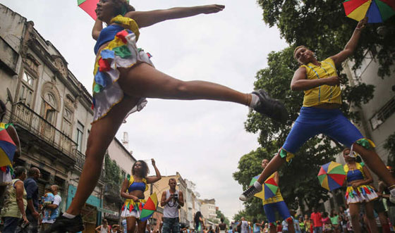 بالصور.. البرازيل ترقص استعدادا لكرنفال ريو الاشهر في العالم صورة رقم 3