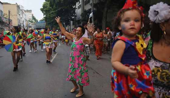 بالصور.. البرازيل ترقص استعدادا لكرنفال ريو الاشهر في العالم صورة رقم 2